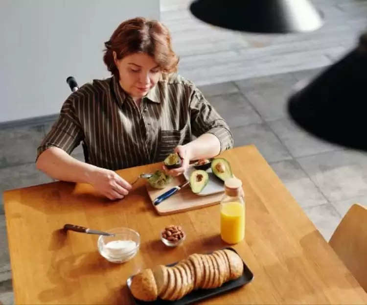 नाश्ते में बासी और ऑयली खाने की न करें गलती, जो बना सकता है आपको बीमार और कब्ज का शिकार