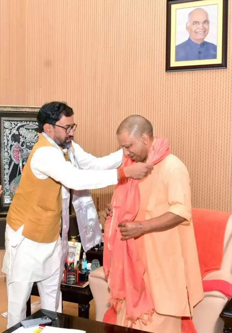 CM योगी से मिलने पहुंचे सांसद दिनेश लाल निरहुआ, सांसद चुने जाने के बाद की मुलाकात