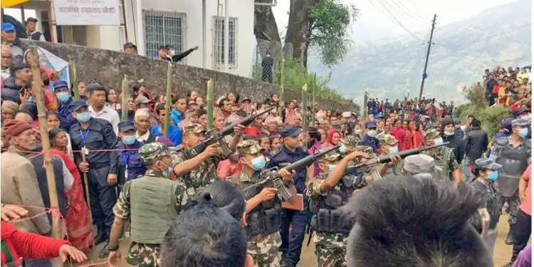 नेपाल स्थानीय चुनाव मे दर्जनों चुनाव केन्द्र तनावग्रस्त, हवाई फायर और अश्रु गैस प्रहार, नेपाली सेना सक्रिय-