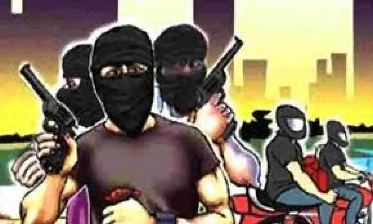 बन्दूक की नोक पर बैंक से उड़ाए 3 लाख रुपए, घटना का वीडियो CCTV में कैद