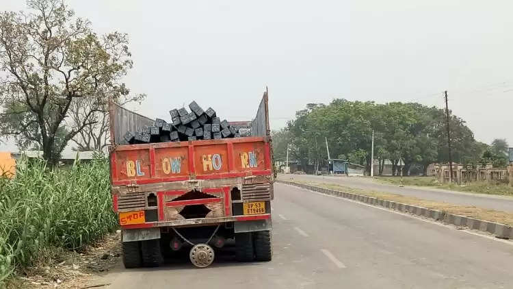 आरटीओ की मिलीभगत से सोनौली बॉर्डर से नेपाल भेजे जा रहे है लोहे की ओवरलोडिग ट्रक और टेलर---