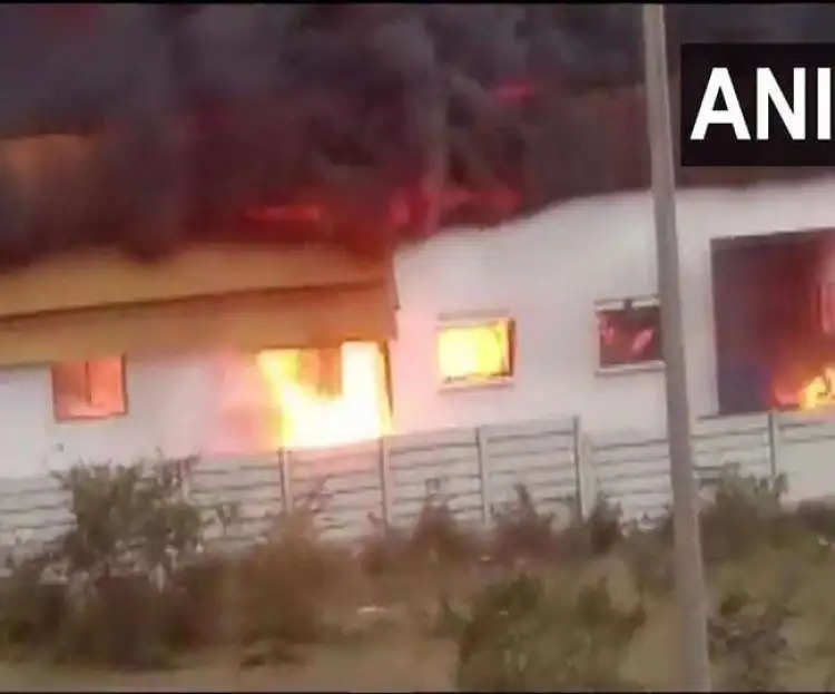 महाराष्ट्र के कोल्हापुर में केमिकल फैक्टरी में भीषण आग, आसमान काले धुवे में तबदील