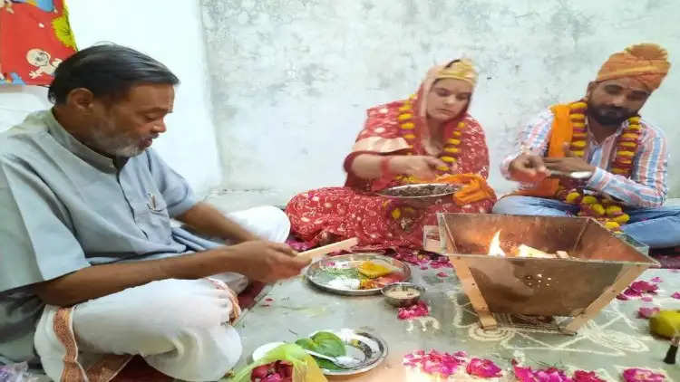 Bareilly News: बरेली में तीन तलाक पीड़िता रुबीना ने दिया हिंदू बन रचाई शादी, लिए सात फेरे