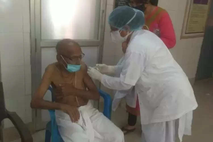 बनारस में १२५ साल के बुजुर्ग ने लगवाई कोरोना वैक्सीन जानिए क्या है राज इस लम्बी उम्र का