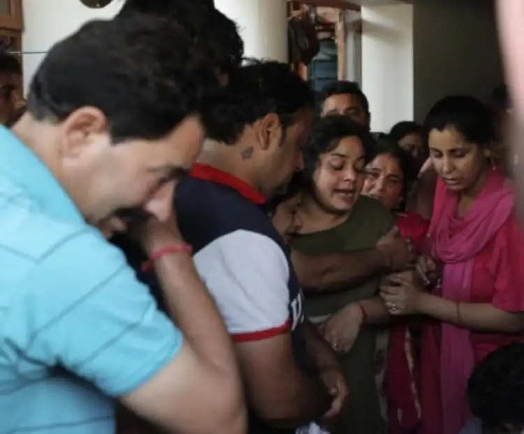 आतंकियों की गोलियों के शिकार बने राहुल भट्ट का किया गया अंतिम संस्कार, हर तरफ गुस्से की आग