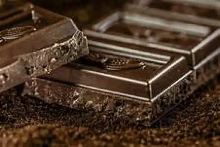 आपकी एंग्जायटी को कंट्रोल करने के साथ ये 8 फायदे देती है डार्क चॉकलेट