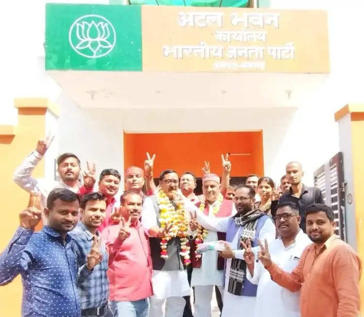 प्रदेश में भाजपा की प्रचंड जीत पर कार्यकर्ताओं ने मिठाई खिलाकर दी शुभकामनाएं।
