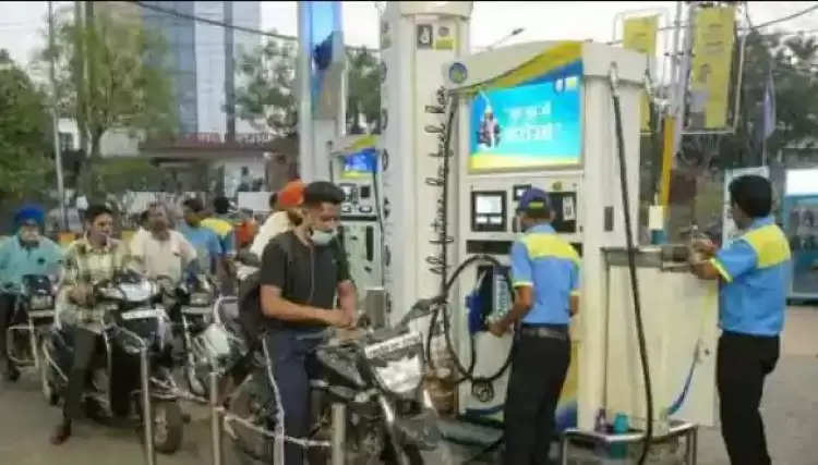 लखनऊ के इस पेट्रोल पंप से पेट्रोल के साथ निकलने लगा पानी, बंद हो गए स्कूटर बाइक हंगामा