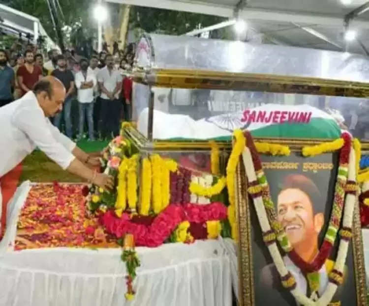 कन्नड़ सुपरस्टार पुनीत राजकुमार का राजकीय सम्मान के साथ हुआ अंतिम संस्कार, नम आंखों से फैंस ने दी विदाई