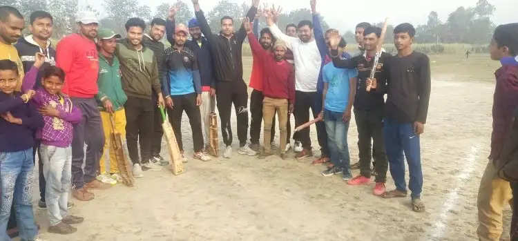बलरामपुर में नवयुवक युवतियो खेल रहें क्रिकेट टूर्नामेंट