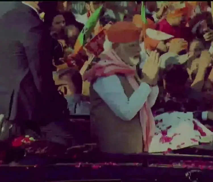PM Modi In Varanasi : पीएम मोदी का रोड शो मलदहिया से रवाना, फूलों से हुआ स्‍वागत