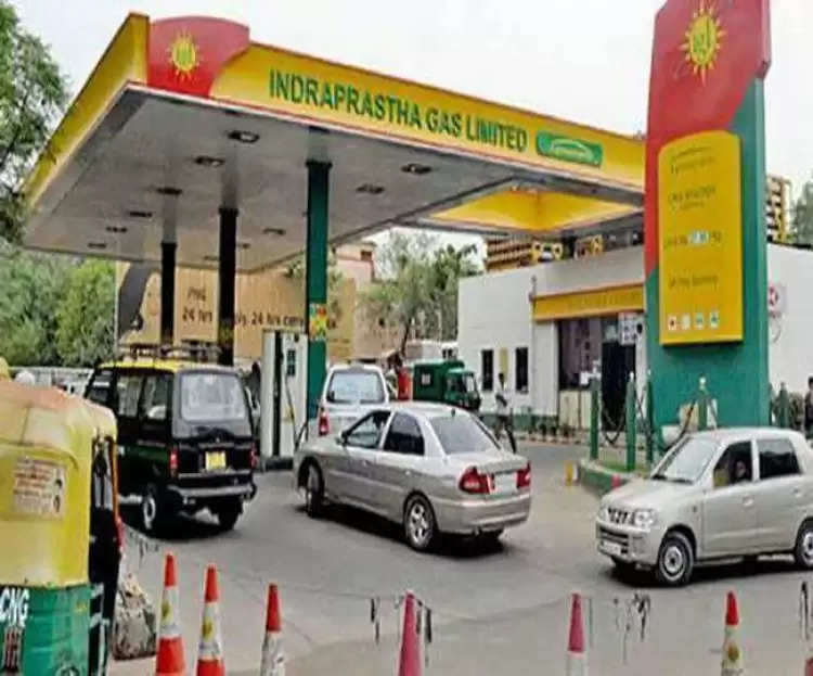 दिल्ली में लोगों पर महंगाई का ट्रिपल अटैल, पेट्रोल-डीजल संग CNG के भी बढ़े रेट