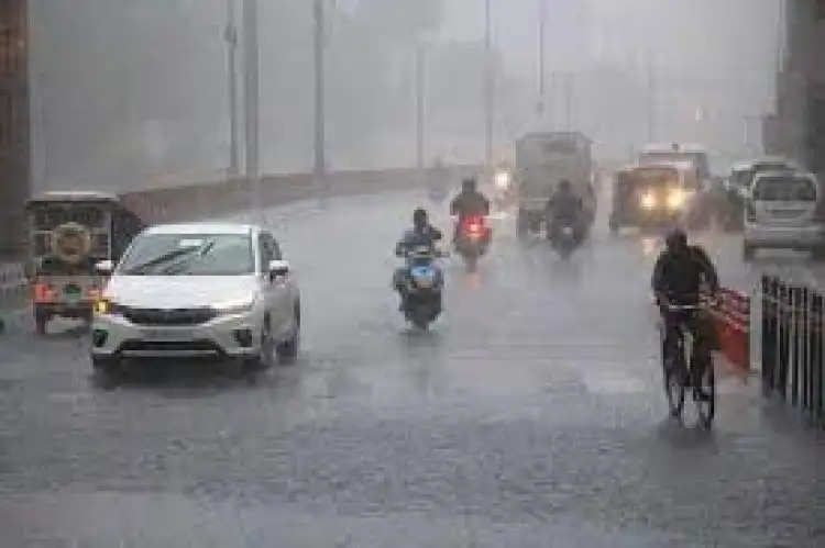 यूपी में हल्की बारिश ने बढ़ाई उमस और गर्मी, इन जिलों में तूफान की चेतावनी