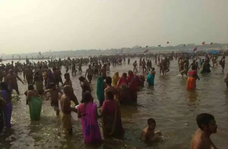 मौनी अमावस्या पर नर्मदा और शिप्रा तटों पर स्नान के लिए श्रद्धालुओं की उमड़ी भीड़