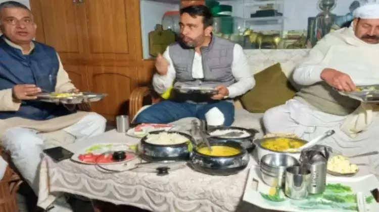 मुजफ्फरनगर के सिसौली पहुंचे चौधरी जयंत सिंह, भाकियू अध्यक्ष नरेश टिकैत के साथ खाए दाल-चावल