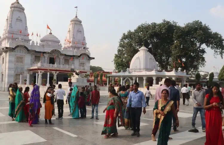 गोरखनाथ मंदिर से सटे 11 मुस्लिम परिवारों से अपने घर सरकार को देने के आदेश
