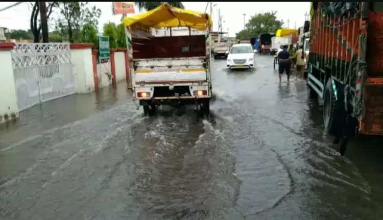बारिश के बाद हुए जलभराव पर अखिलेश यादव का तंज, कुछ दिन तो तैरिए गोरखपुर में