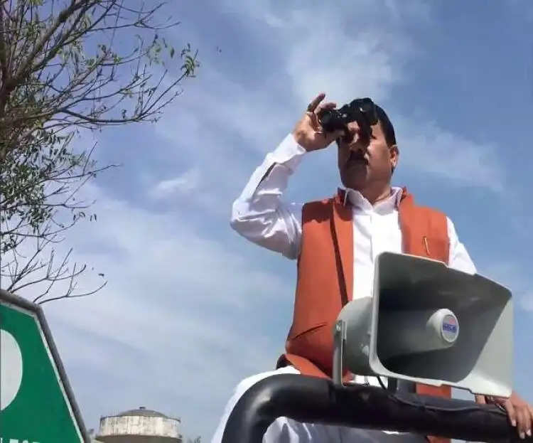 सपा प्रत्याशी दूरबीन से कर रहे ईवीएम की निगरानी, पार्टी की मांग- मतगणना स्थल पर लगे जैमर