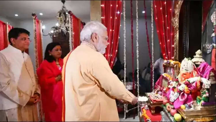 पीएम मोदी ने केंद्रीय मंत्री पीयूष गोयल के घर पर की 'बप्पा' की आरती