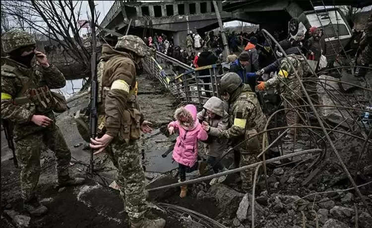 Russia Ukraine War: यूक्रेन में हर तरफ तबाही का मंजर, स्कूलों में दफन करने पड़ रहे शव…