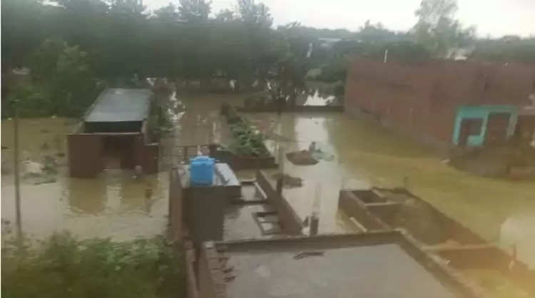 UP Rain: कासगंज में रात भर हुई बारिश ने मचाई तबाही, दुकानों- फैक्टरियों में भरा पानी