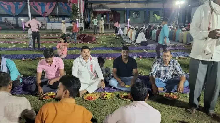सपा नेता बैजू यादव ने दी रोजा इफ्तार पार्टी, कहा- मोहब्बत और भाईचारे का पैगाम है माहे रमजान