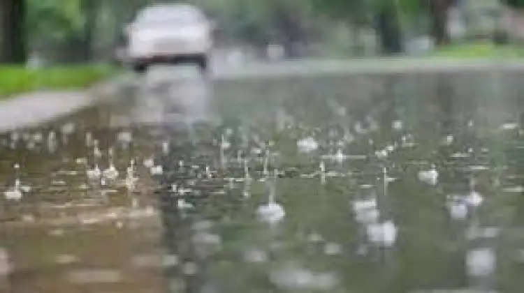 Weather Update: यूपी में मूसलाधार बारिश से मौसम सुहावना, भीषण गर्मी से मिली राहत…