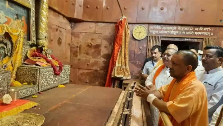 CM योगी आदित्यनाथ ने मथुरा में किया श्रीकृष्ण जन्मस्थान के दर्शन- पूजन