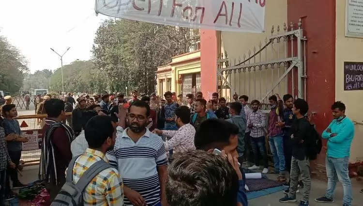 बीएचयू में पांच दिन से धरना दे रहे 5 छात्र गिरफ्तार
