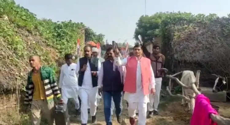 चौधरीडीह में कांग्रेस पार्टी के कार्यकर्ताओं द्वारा पैदल यात्रा निकाली गई