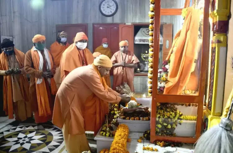 गोरखनाथ मंदिर में सीएम योगी ने ब्रह्म मुहूर्त में चढ़ाई पवित्र खिचड़ी