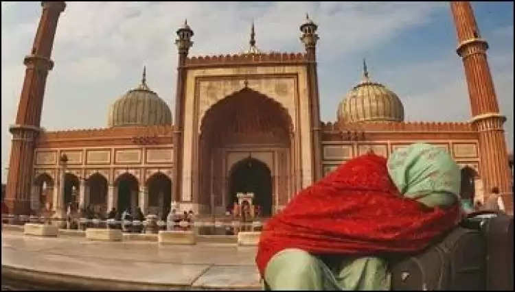 जामा मस्जिद में लड़कियों के जाने पर बैन, मस्जिद के गेट पर चश्पा