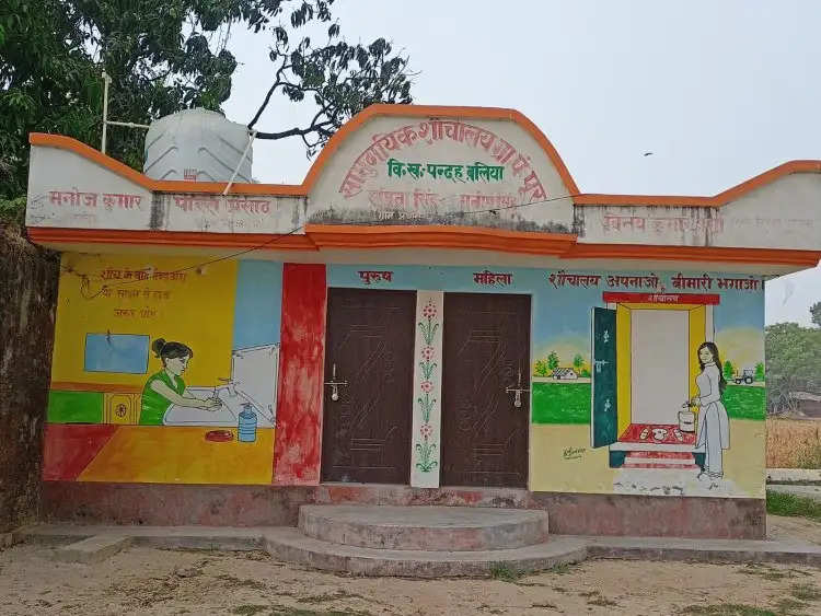 पुर गांव में सामुदायिक शौचालय पर महीनों से लटक रहा हैं ताला