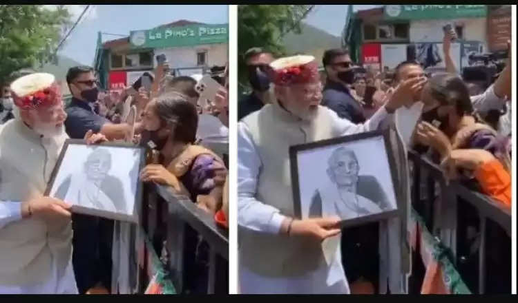 मां की पेंटिंग देख PM नरेंद्र मोदी ने रुकवाई कार, लड़की से पूछा- कितने दिन में बनाई