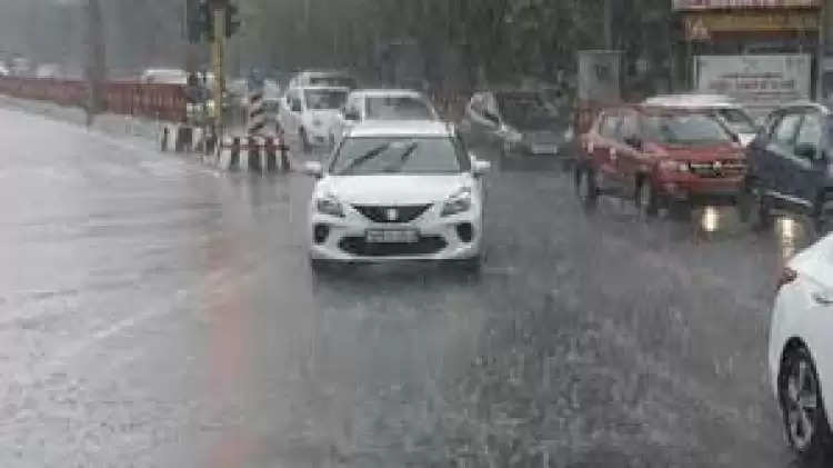 UP Weather: राजधानी लखनऊ में झमाझम बारिश, कई जिलों के लिए अलर्ट जारी