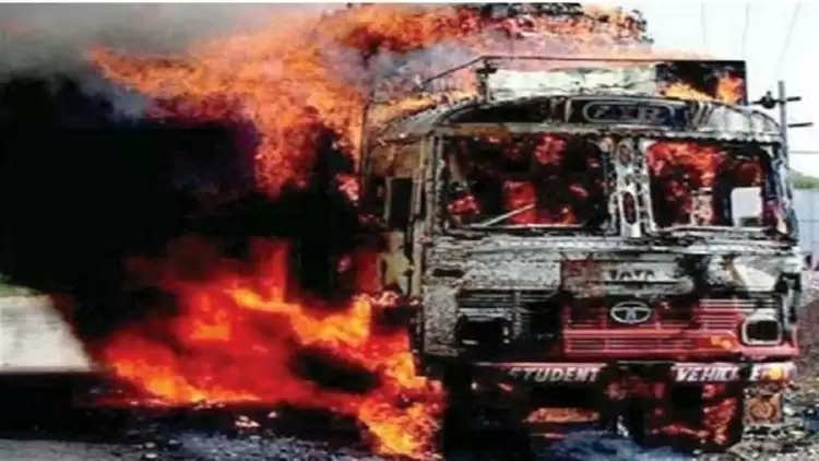महाराष्ट्र में डीजल टैंकर और ट्रक में जोरदार टक्कर के बाद लगी आग, 9 लोग जिन्दा जलें