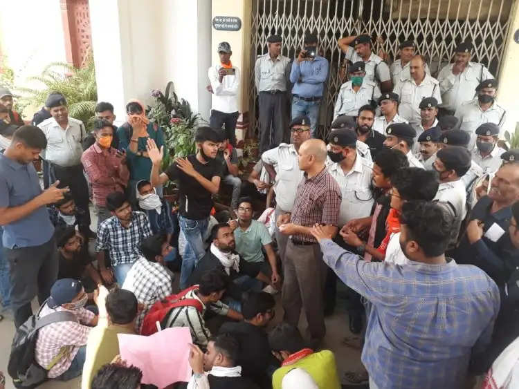 Protest In BHU : बीएचयू सेंट्रल आफ‍िस में छात्रों ने किया तोड़फोड़, कुलपति का वाहन घेर किया प्रदर्शन