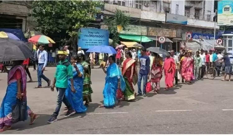 पश्चिम बंगाल में पूजा की मांग को लेकर सड़कों पर उतरे आदिवासी, हावड़ा-कोलकाता में लगा जाम