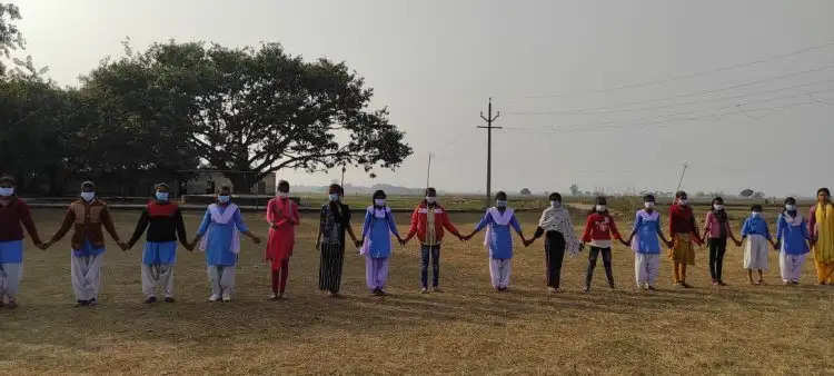 गाँव की बेटियों ने निर्भया चेतना दिवस पर मानव श्रृंखला बना कर लिया संकल्प