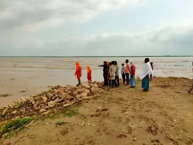गंगा के बढ़ते जलस्तर को देखते हुए एनडीआरएफ टीम ने एसडीएम के साथ चिन्हित बाढ़ क्षेत्रों में की रेकी