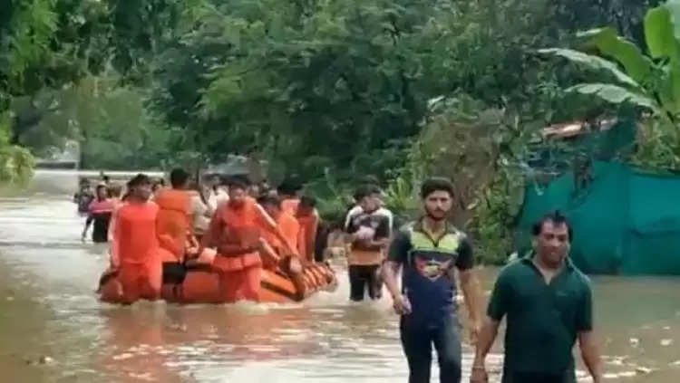 Gujarat heavy Rain: गुजरात में बाढ़ से बेकाबू हुए हालात, अब तक 61 की मौत, राहत बचाव कार्य जारी
