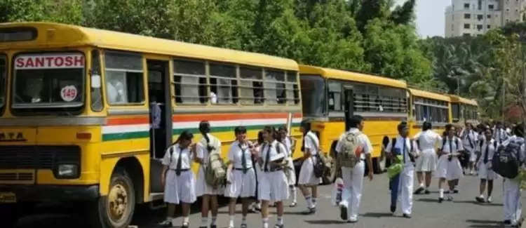 महराजगंज मे स्कूलों बसों की जांच शुरू, पांच अनफीट मिलने पर चालान