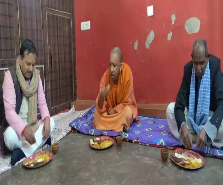 गोरखपुर में दलित के घर खिचड़ी खाने पहुंचे मुख्यमंत्री योगी आद‍ित्‍यनाथ , जानें 40 वर्ष पुरानी ये परंपरा