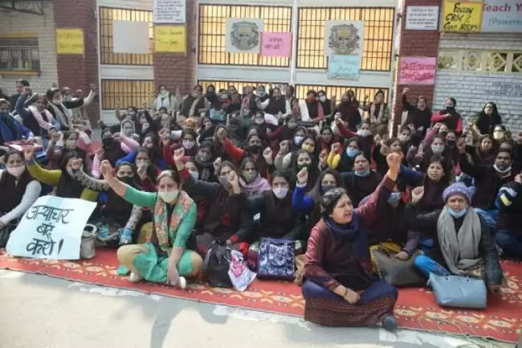 पानीपत: एसडीवीएम के बाहर धरना, शिक्षकों के साथ अब स्टूडेंट्स भी धरने पर बैठे