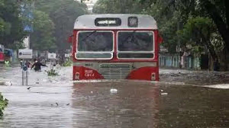 मुंबई में भारी बारिश से बढ़ी मुसीबत , कई इलाकों में बस और लोकल ट्रेन हुई बंद&nbsp;