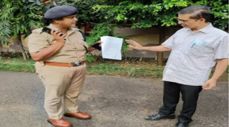 अमिताभ ठाकुर को गोरखपुर जाने से पुलिस ने रोका