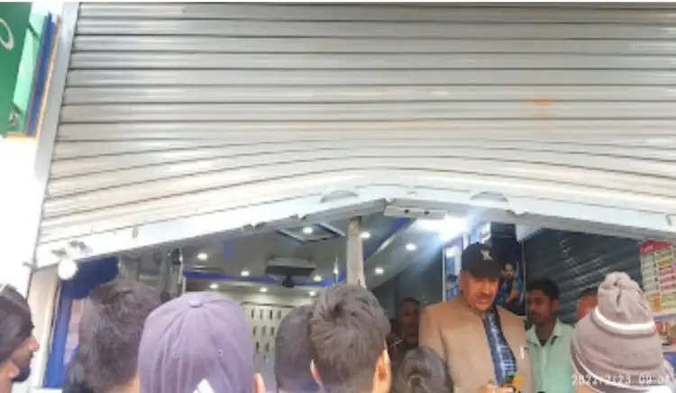 सोनौली मे चोरों ने मोबाइल दुकान पर किया हाथ साफ, मौके पर पहुच छानबीन में जुटी पुलिस