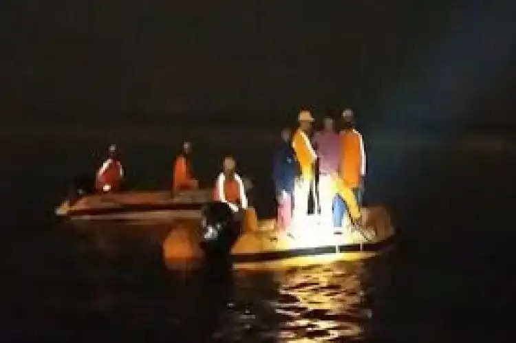 गंगा जी में नाव पलटी सात लोगों को बचाया गया - कई गायब