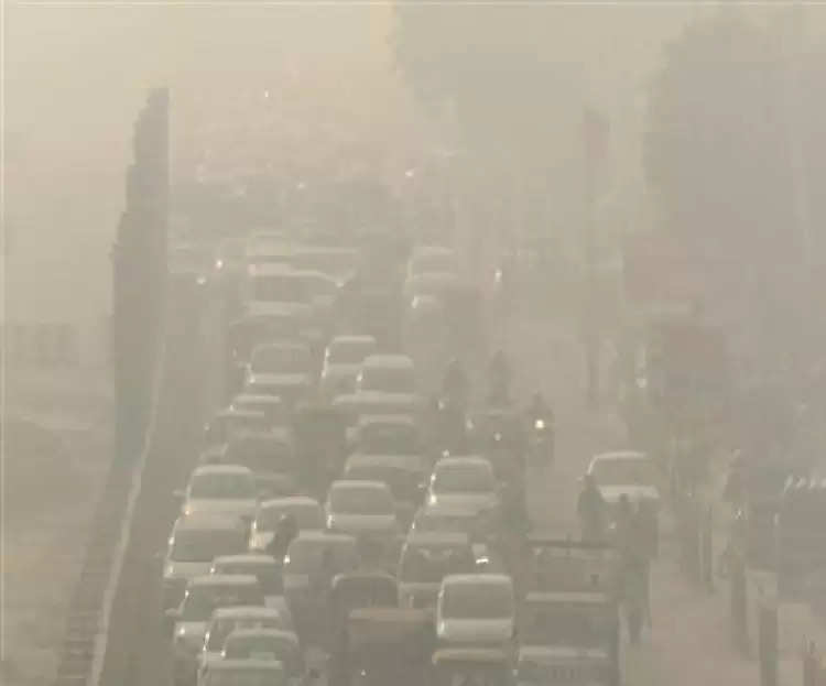 नवंबर महीने में ठंड के साथ बढ़ने लगा प्रदूषण का स्तर, यूपी-दिल्ली में और जहरीली हुई हवा