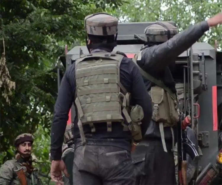 कश्मीर में 16 घंटों में सुरक्षाबलों ने दो मुठभेड़ों में मार गिराए तीन आतंकी